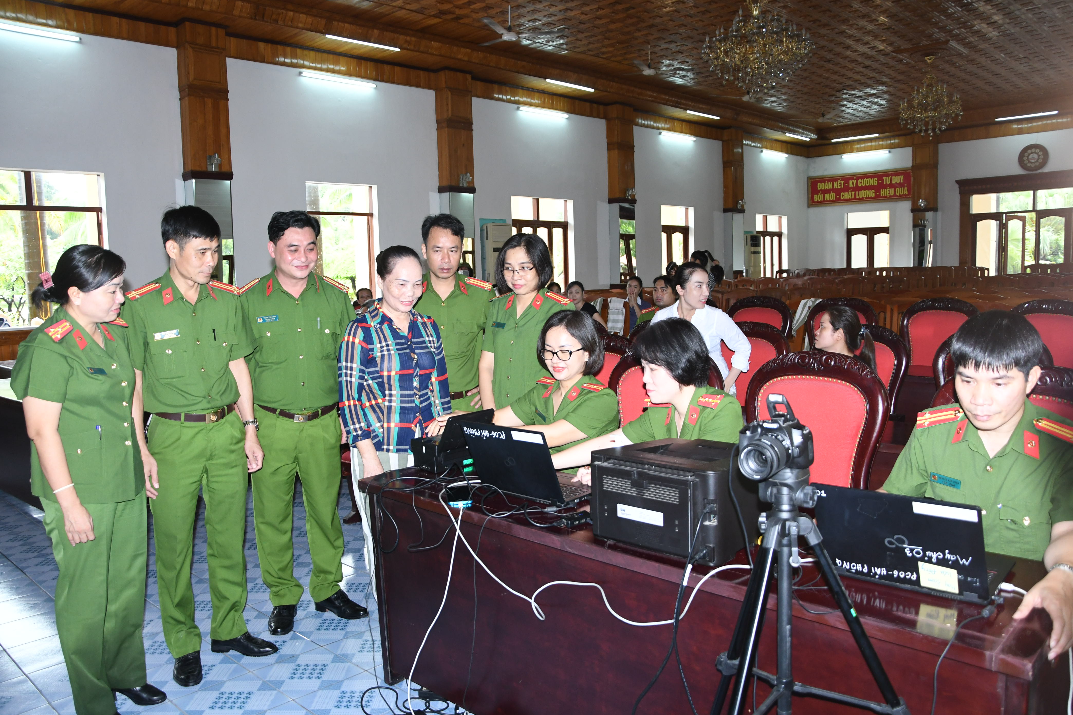 Thu nhận hồ sơ cấp căn cước công dân cho 64 người được đặc xá tha tù trước thời hạn